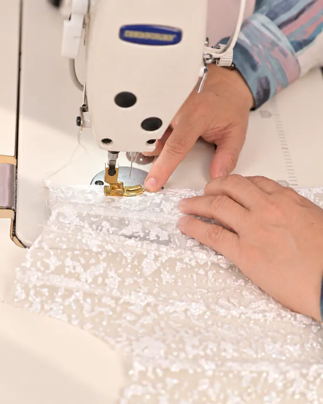 Detalle de la aguja sobre un encaje blanco