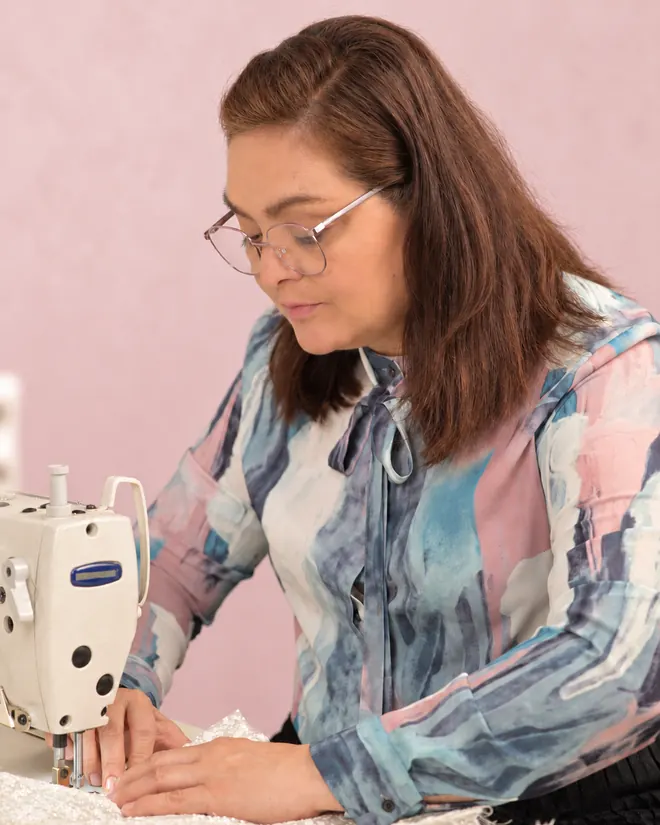 Kita trabaja concentrada en la máquina de coser